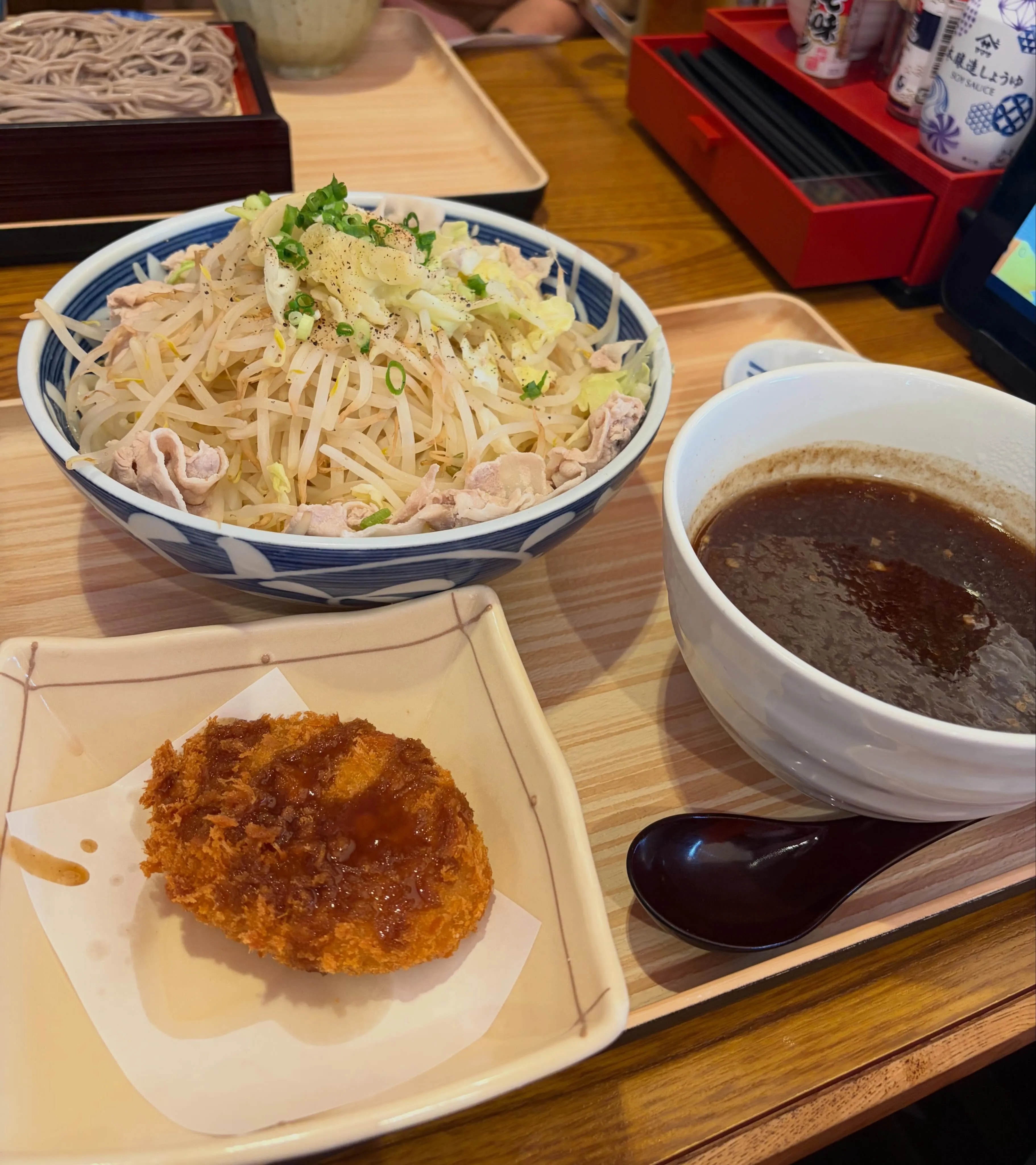 オープン準備の合間にみんなでランチ😋🍴💕